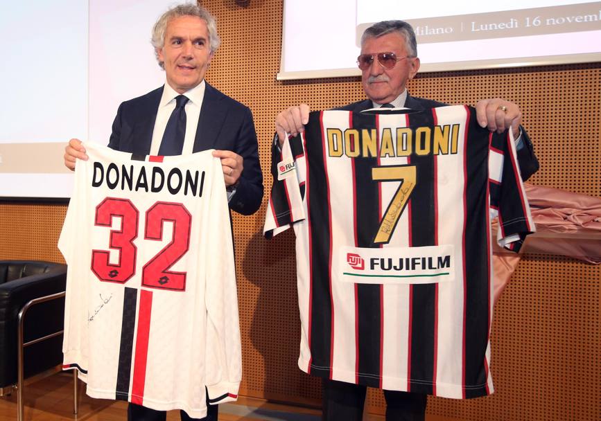 L&#39;allenatore del Bologna Roberto Donadoni (s) mostra le sue ultime maglie da calciatore in occasione del conferimento del premio 